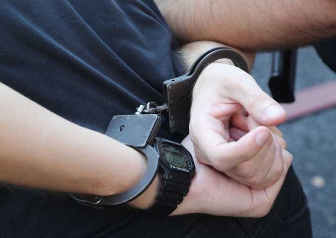 В Эквадоре разъярённая толпа ворвалась в участок и сожгла британца