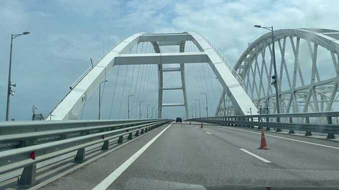 Автомобилисты застряли в рекордной пробке на Крымском мосту