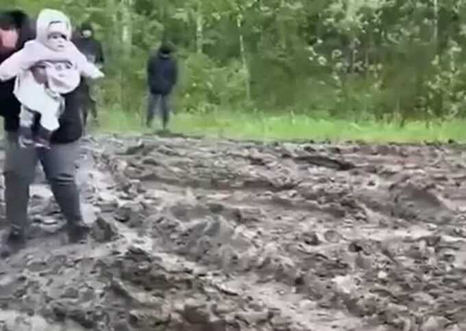 Пассажиры автобуса прошли 7 километров по болоту из-за разрушенной дороги в Омской области