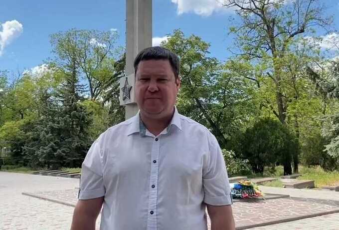 Главу Новой Каховки уволили за «недостойное поведение» на мемориале ВОВ