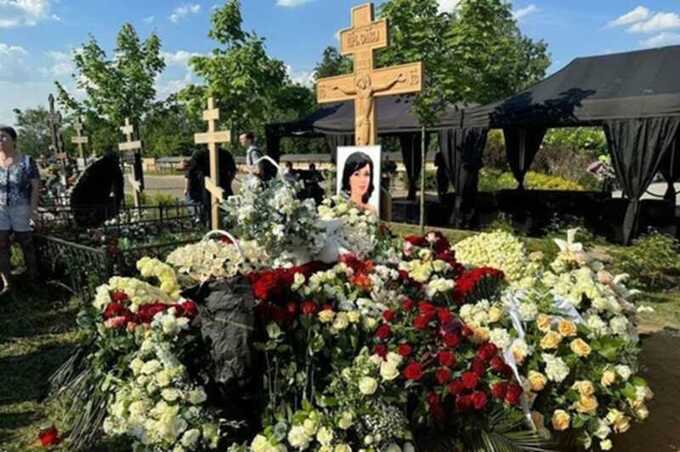 Семья Заворотнюк пришла на могилу в годовщину её смерти