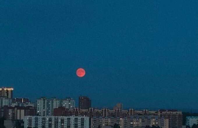 Над Россией взошла редкая луна — явление, которое бывает раз в 18 лет